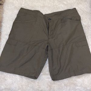 The North Face men’s shorts cargo side pockets size 40